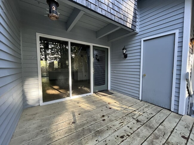 Building Photo - Cozy Portland Home with Spacious Living Room & Fenced Backyard