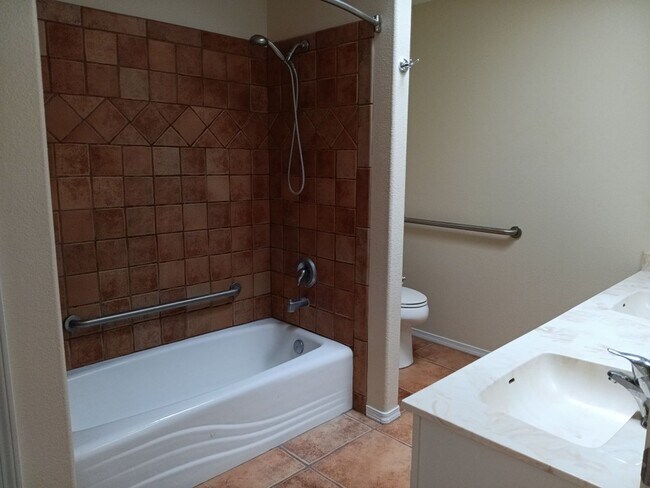 Building Photo - 3 Bedroom, 2 Bathroom Home! Schedule a Sho...