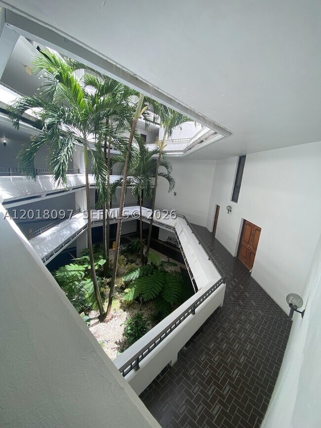 Building Photo - 13951 Kendale Lakes Dr