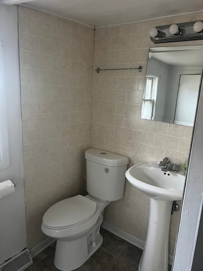 Building Photo - 1536 N Viking Dr