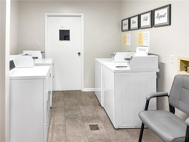 Building Photo - 475 Mount Vernon Hwy NE