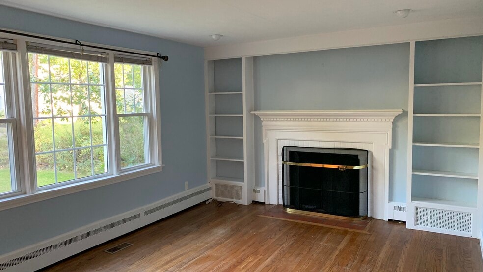 Living room - 58 Oakwood Dr