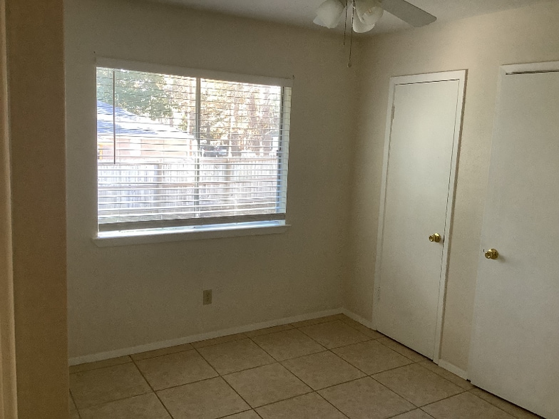 Building Photo - 109 Lake Forest Blvd