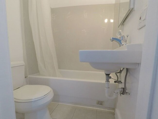 Building Photo - 518 7th St