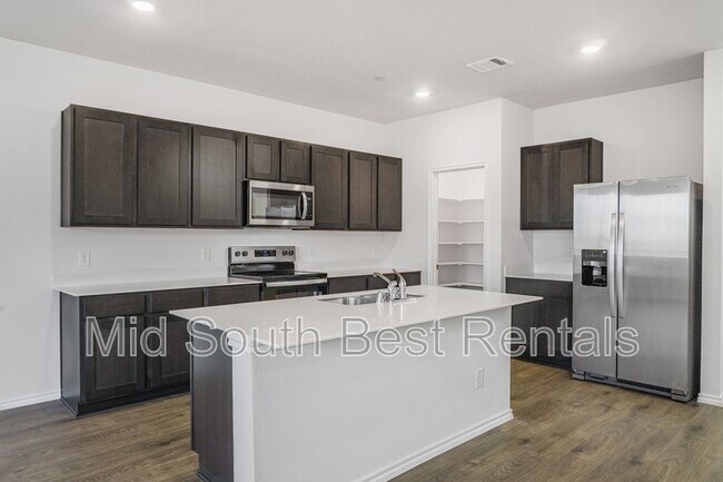 Building Photo - 220 Redwood Rd