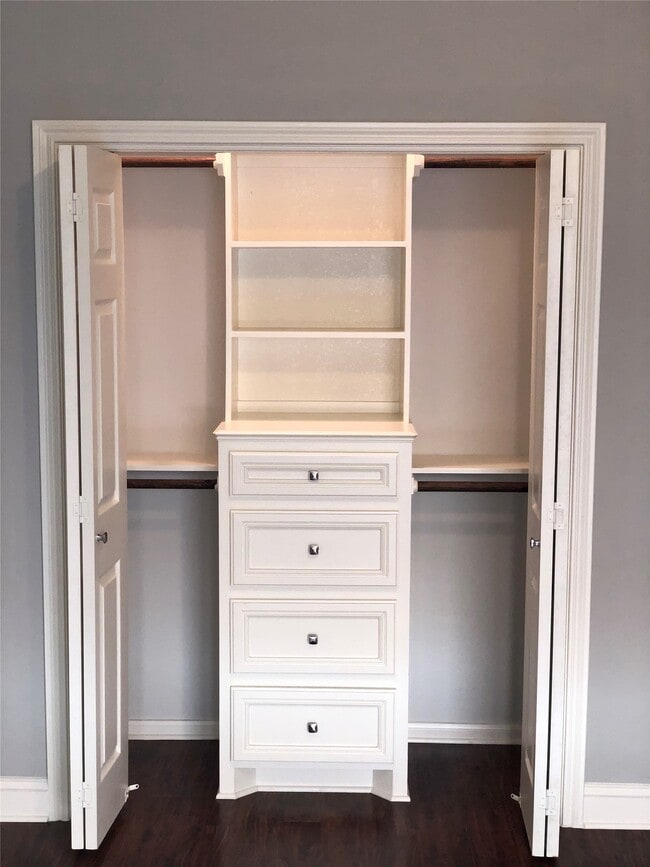 Building Photo - 10310 Chevy Chase Dr