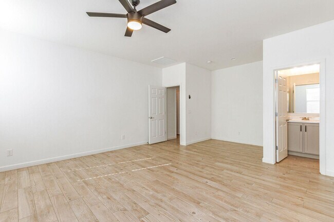 Building Photo - 10617 S 55th Dr