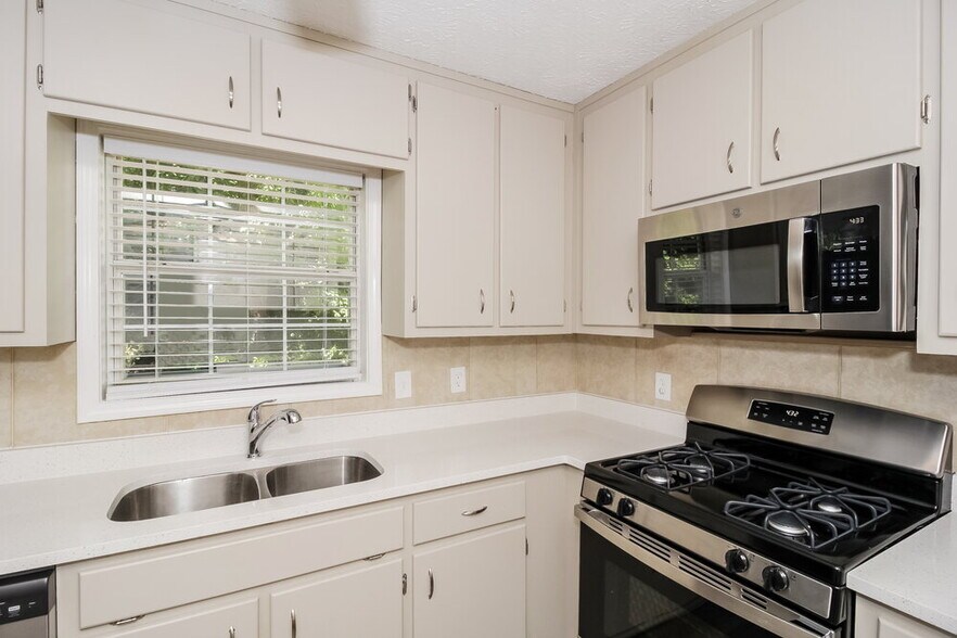Building Photo - 3756 Cherokee Overlook Dr