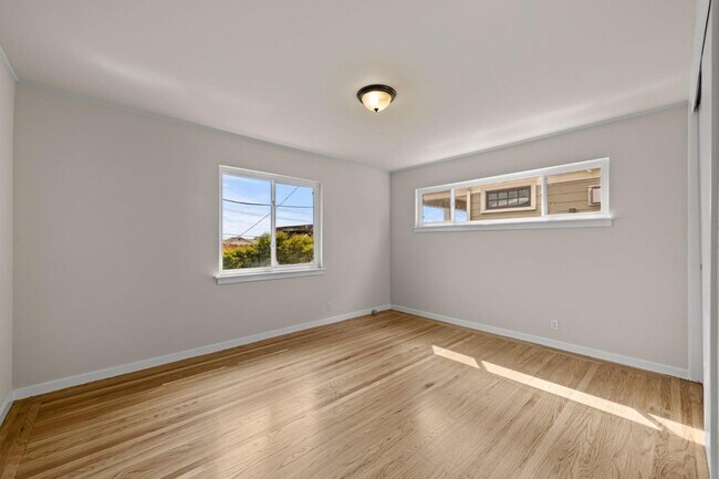 Building Photo - 526 Redwood Ave