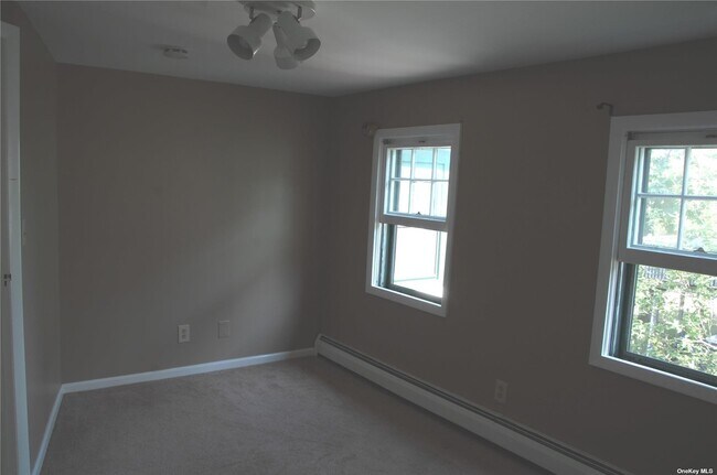 Building Photo - 557 E Market St