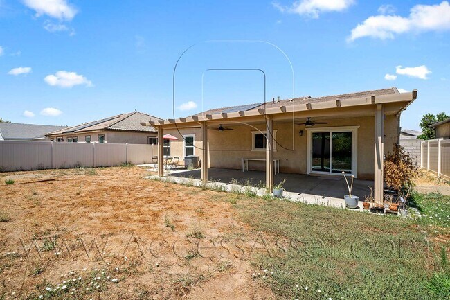 Building Photo - Partially furnished 4 Bed/2 Bath Plus a Bo...