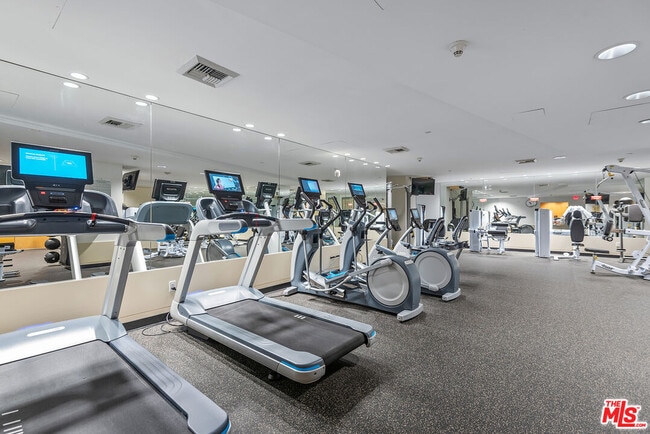 Building Photo - 13600 Marina Pointe Dr