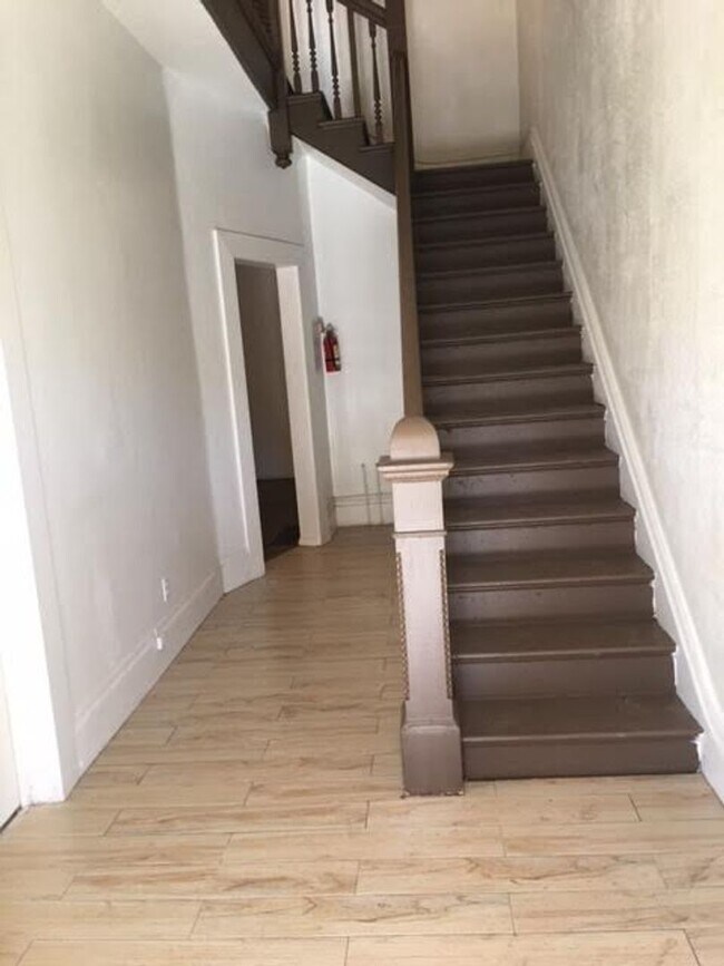 Building Photo - Private Guy Room in 5 bedroom 2 bath triplex