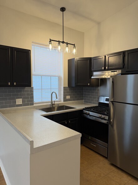 Building Photo - 2328 W Belmont Ave
