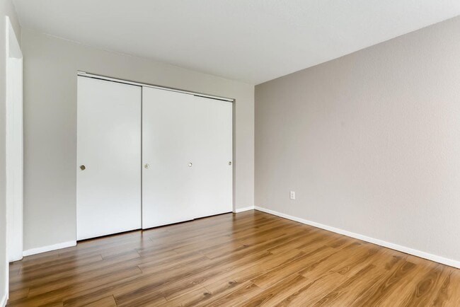 Building Photo - 2nd Floor Condo In Move-in Condition / Gated Southwest Community