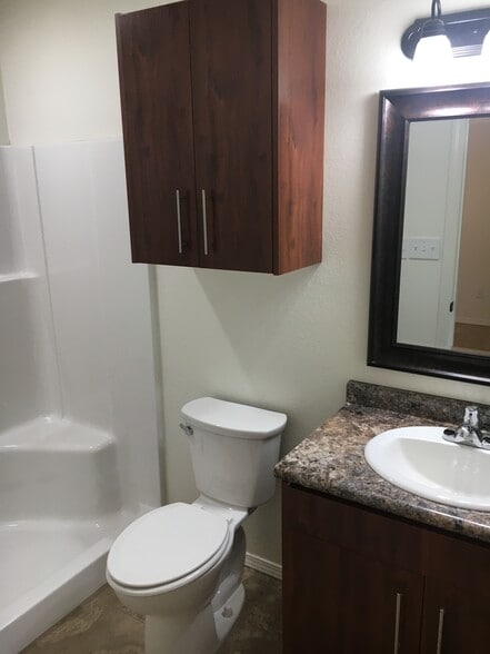 MASTER BATH - 1073 N Erie Ave