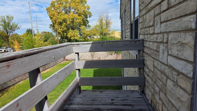 Building Photo - Large 2 Bedroom Upper Apartment in Menasha WI