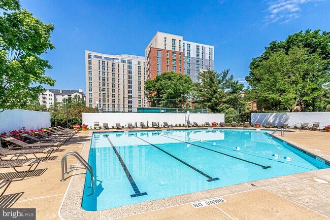 Building Photo - 1530 Key Blvd