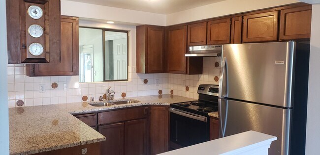 Building Photo - Nicely updated 3+ bedroom, 2 bath duplex
