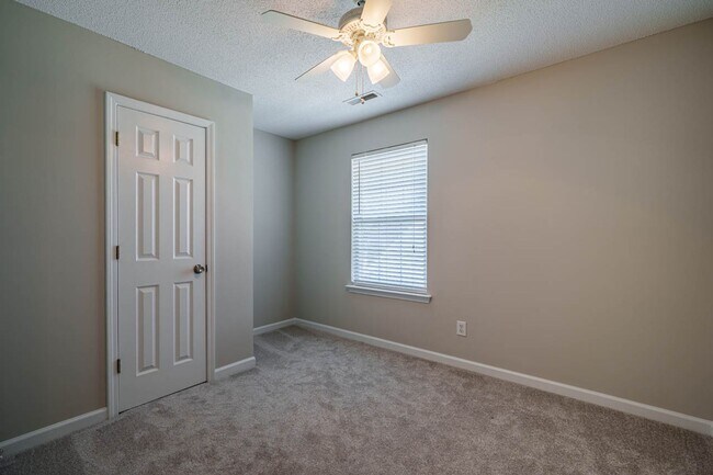 Building Photo - 101 Thorncrest Dr