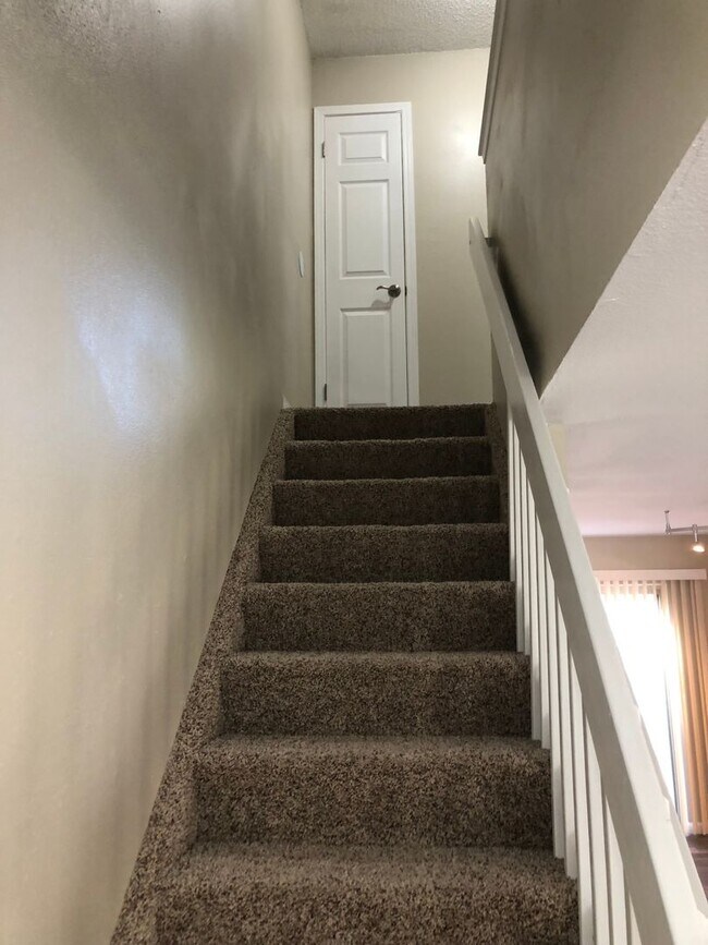 Building Photo - Four-plex Unit in Great Location!!