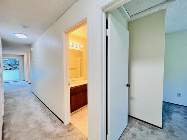 Building Photo - Move-In Ready, 2BD/2BA, Upper-Level, Singl...