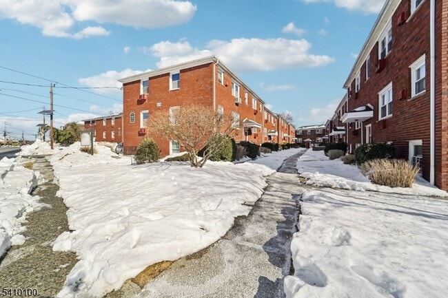 Building Photo - 476 Joralemon St