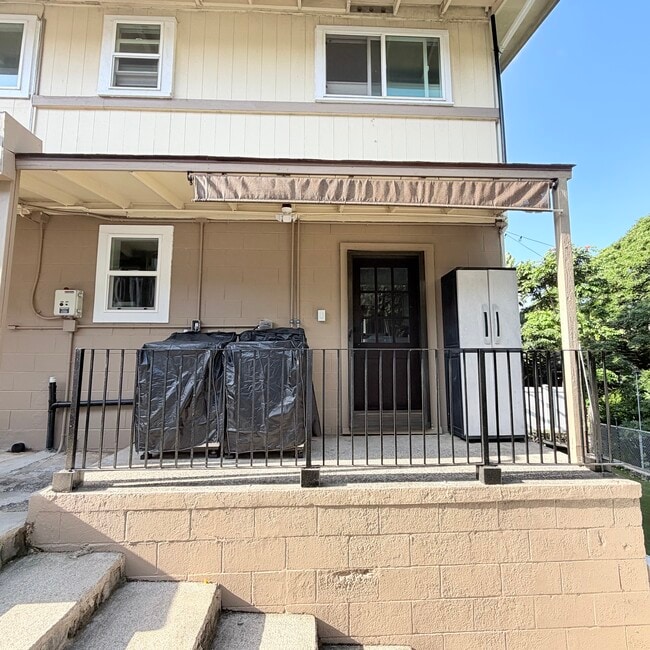 Large outdoor private gated yard with full size washer and dryer and storage shed! - 1739 Kamohoalii St