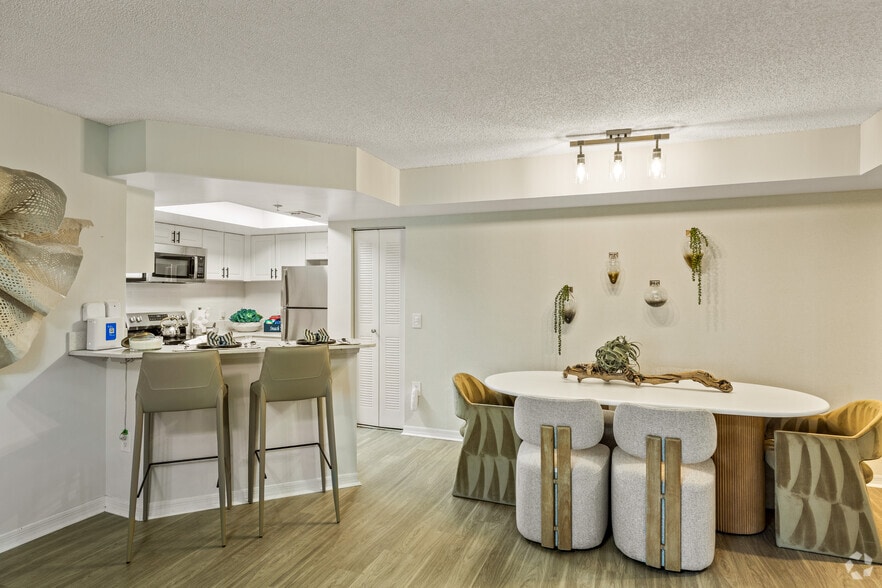 2BR, 2Ba - 1,109 SF - Dining Room - WATERSTONE AT WELLINGTON