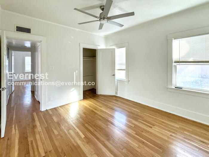 Building Photo - 934 E 7th St