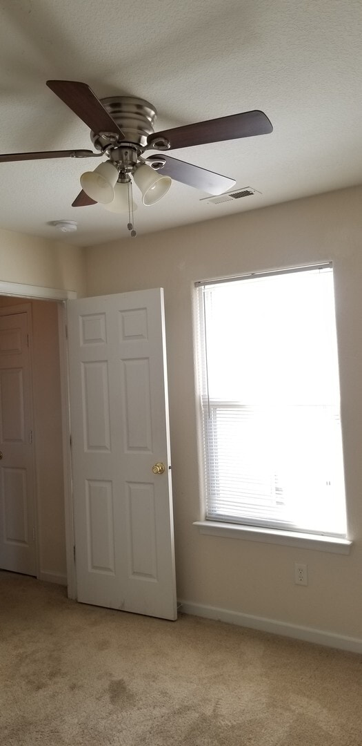 Building Photo - 3 Bedroom 2.5 Bath single family in Chesap...