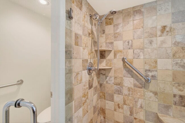 Building Photo - 5851 Parkwalk Dr