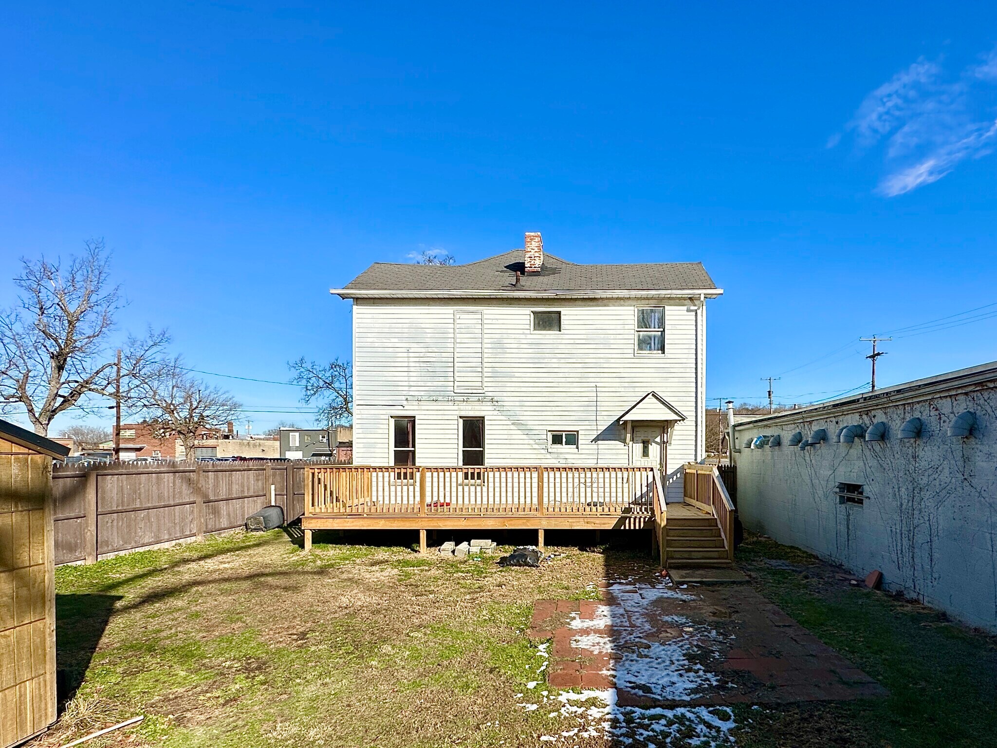 Building Photo - 628 Superior St