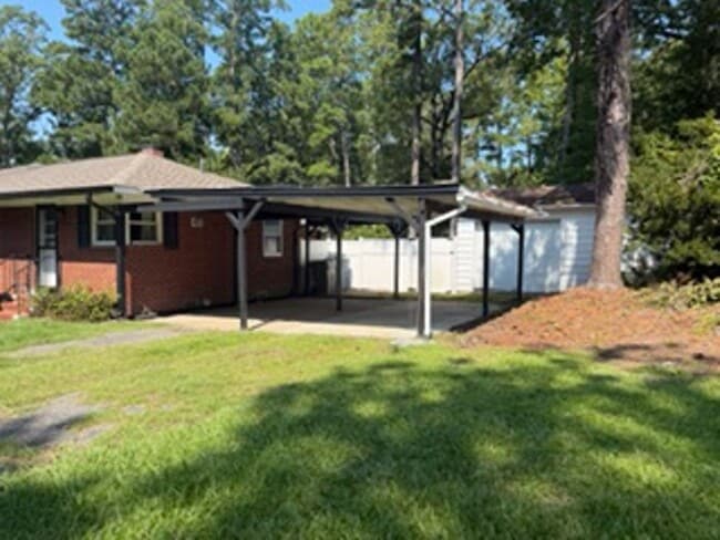Building Photo - 302 Oak Dr