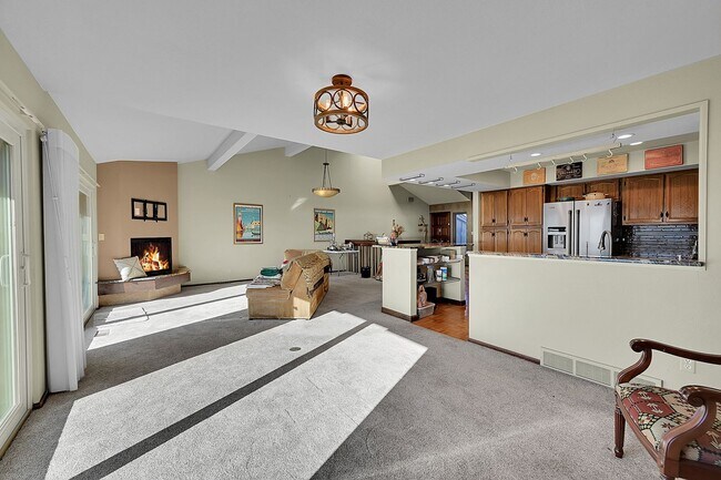 Building Photo - Backs to private lake with mountain views