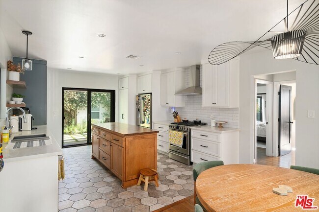 Building Photo - 1414 S Curson Ave