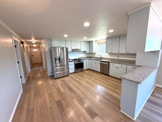 Building Photo - CHECK OUT THIS BEAUTIFUL HOME ON ACERAGE JUST MINUTES FROM REDMOND!