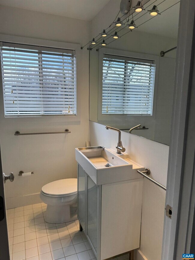 Building Photo - 402 Harris Rd