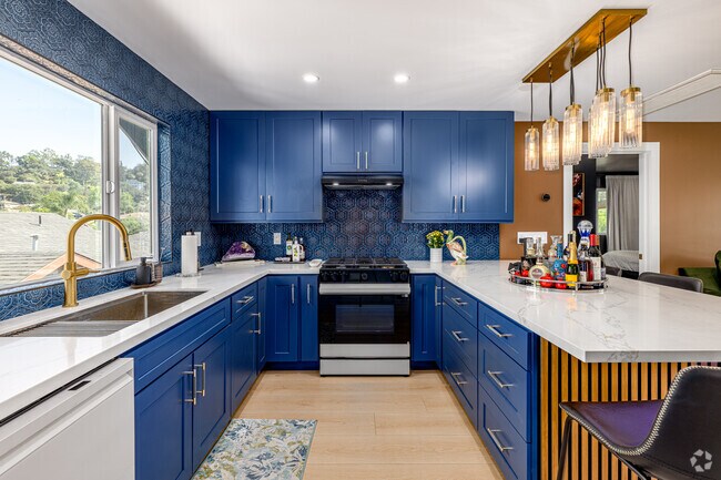 2BR, 2BA - 1000SF - Kitchen - 1368 1/2 Yosemite Dr