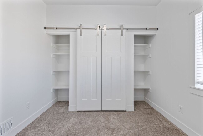 Building Photo - MODERN 3 BED 2.5 BATH TOWNHOME IN SAINT ANTHONY