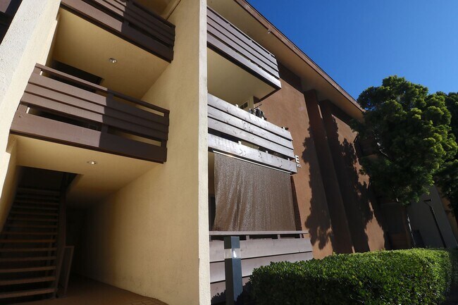 Building Photo - 3rd floor studio in Mission Valley! Beautiful vinyl flooring throughout/ 1 Prkg Space/ Mission Va...