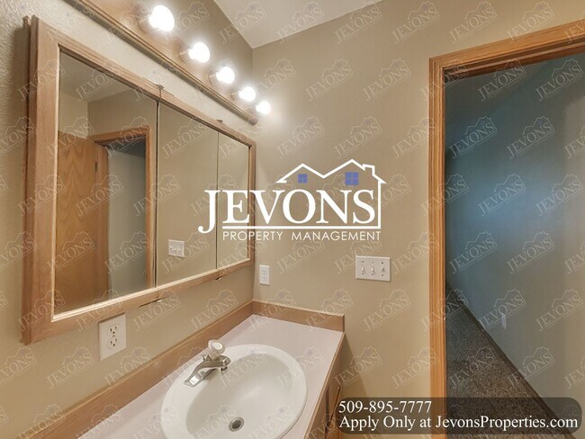 Building Photo - Make this your new home 3 Bedrooms, 2 Bathrooms Duplex in Selah