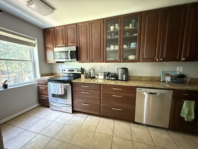 Building Photo - Bright & Beautiful Colonial Village Condo ...