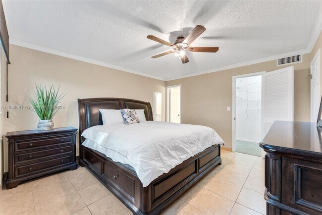 Building Photo - 9811 N Hollybrook Lake Dr