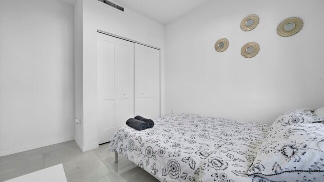 Building Photo - 415 NW 13 Ct