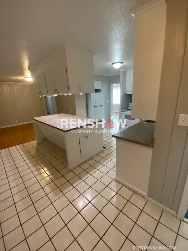 Building Photo - 212 N Poplar St