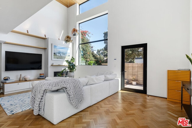 Building Photo - 303 Windward Ave