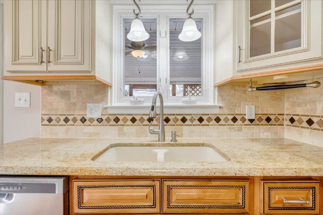 Building Photo - 518 Hillview Dr