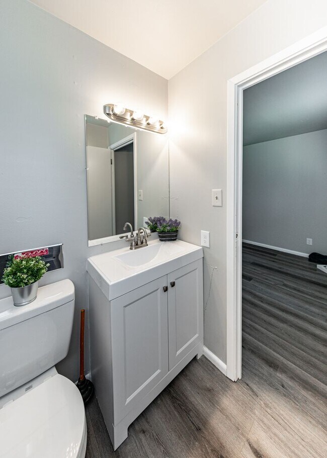 Building Photo - Newly Remodeled 3 Bedroom Home in Central Location