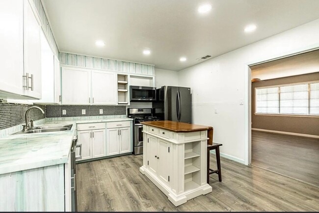 Building Photo - Spacious 4 bedroom 2 bathroom close to Texas Tech!